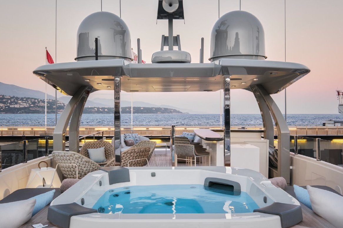 2022 | Ferretti Custom Line Navetta 37