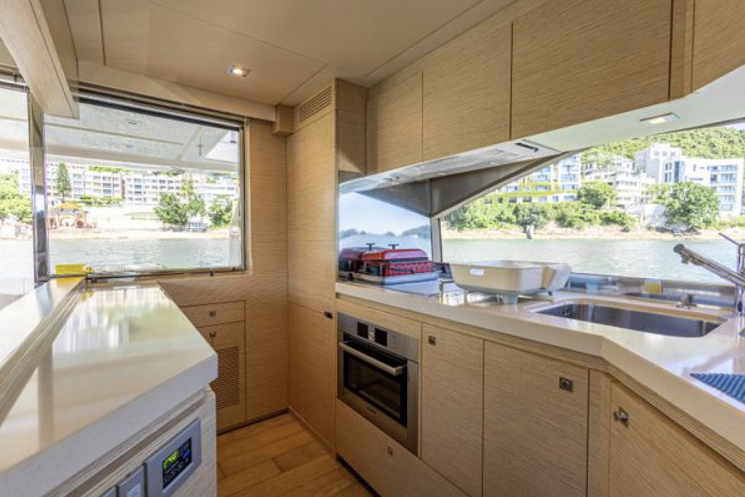 2013 FERRETTI 690