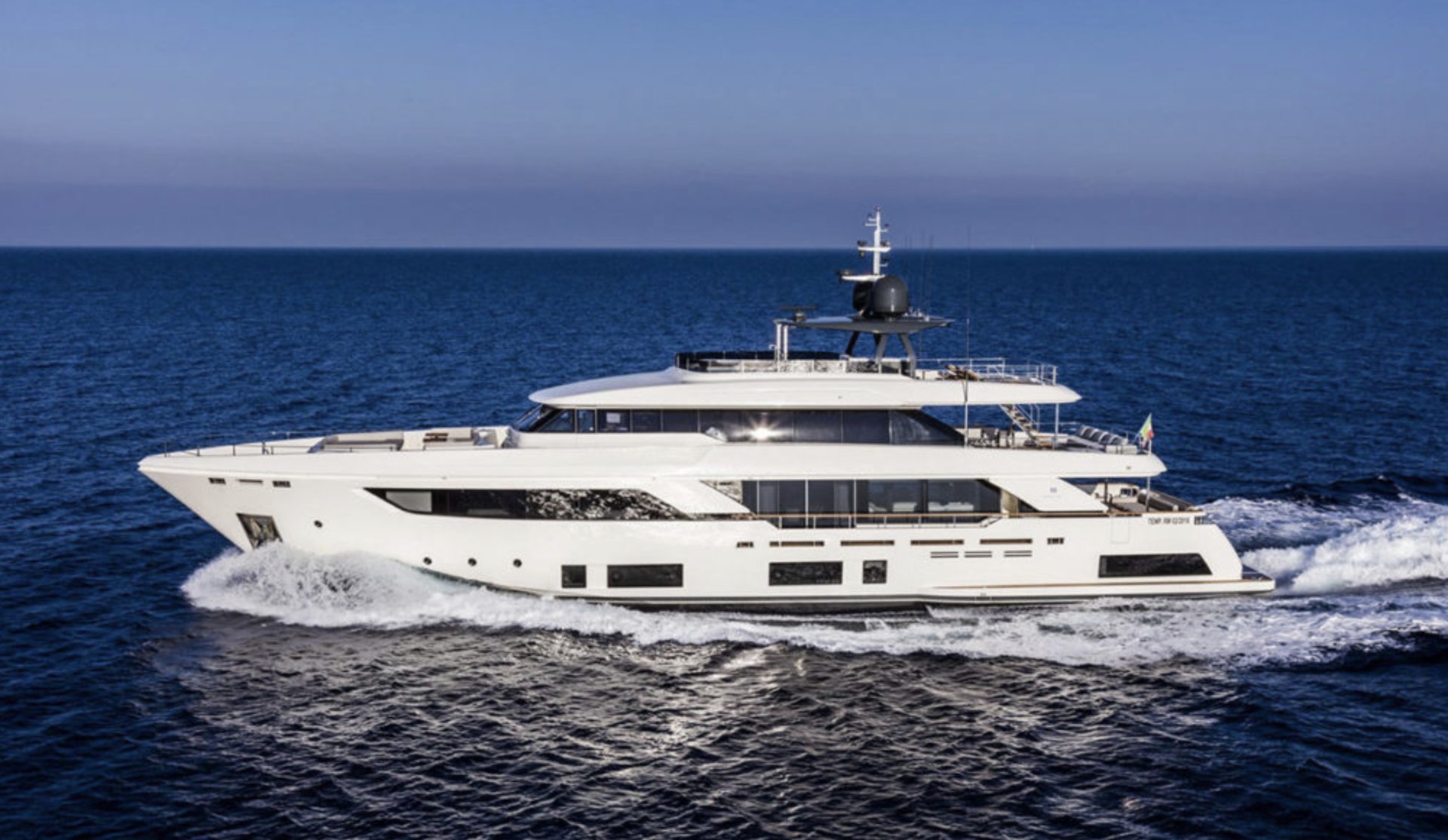 2018 | Ferretti Custom Line Navetta 37