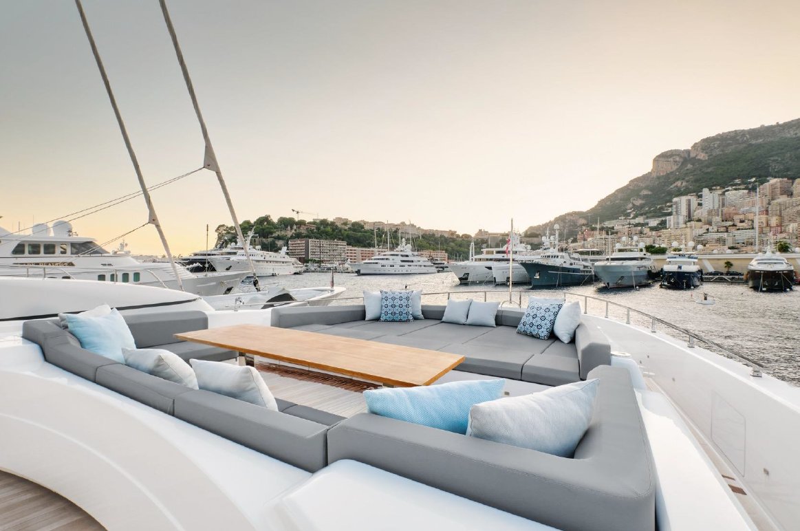 2022 | Ferretti Custom Line Navetta 37