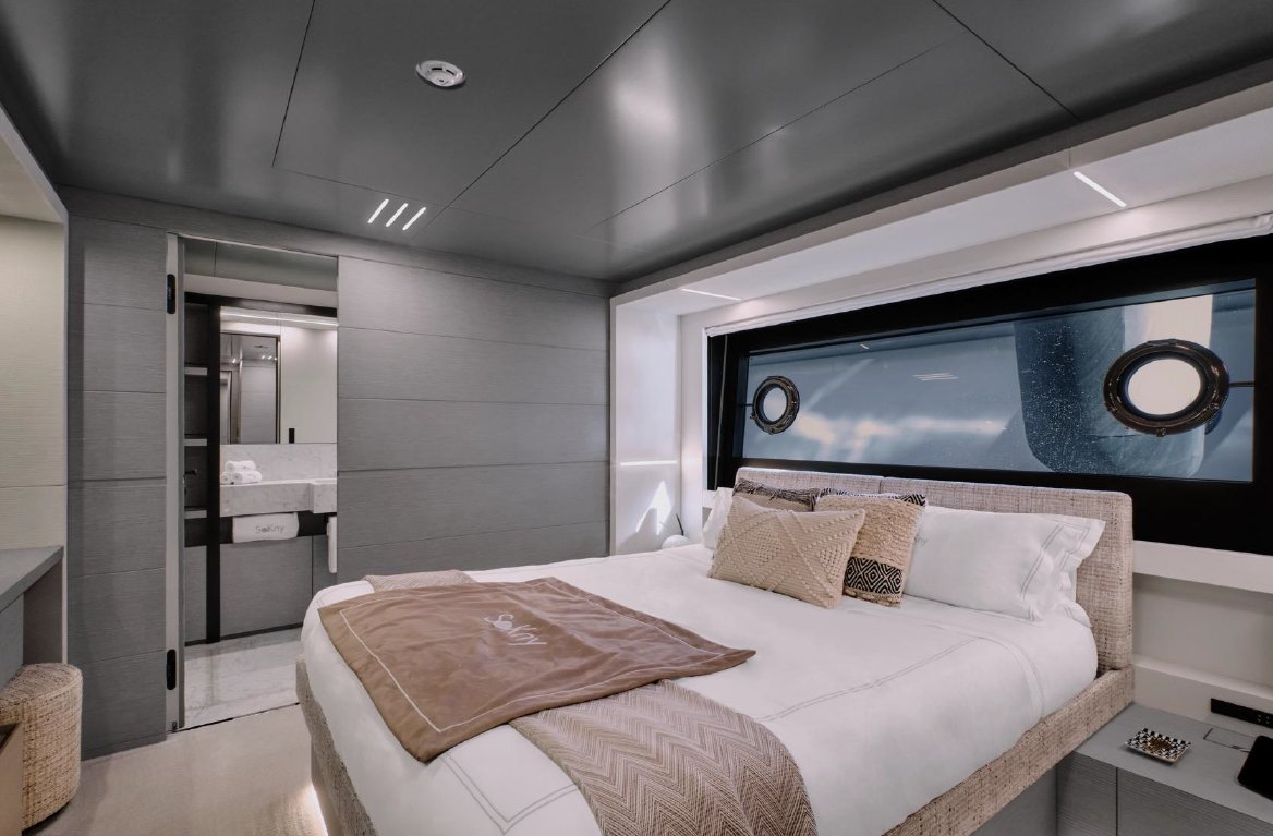 2022 | Ferretti Custom Line Navetta 37