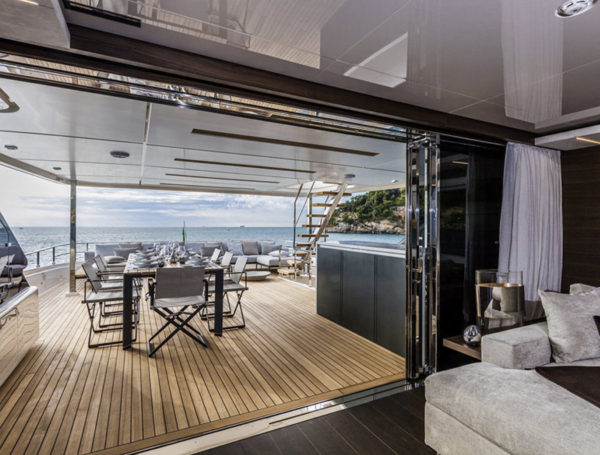 2018 | Ferretti Custom Line Navetta 37