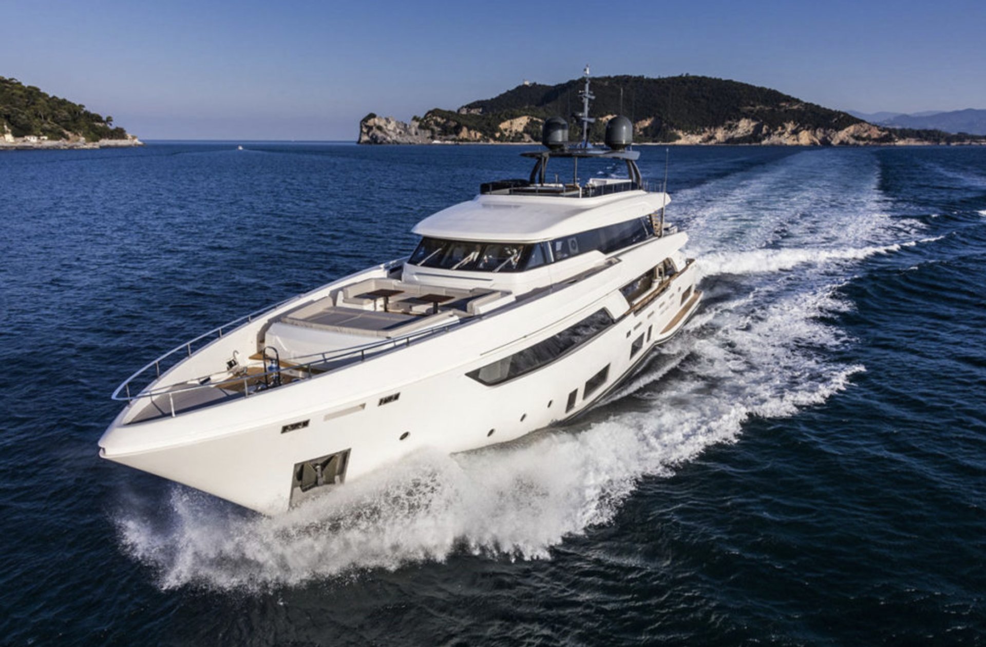 2018 | Ferretti Custom Line Navetta 37
