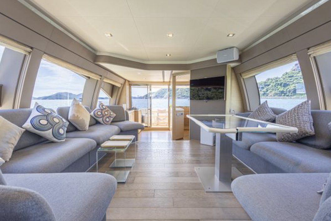 2013 FERRETTI 690