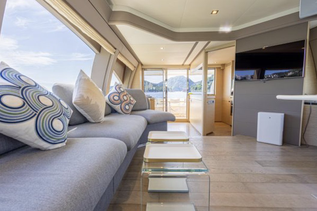 2013 FERRETTI 690