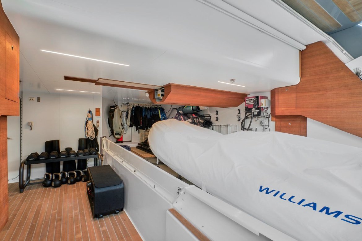 2022 | Ferretti Custom Line Navetta 37