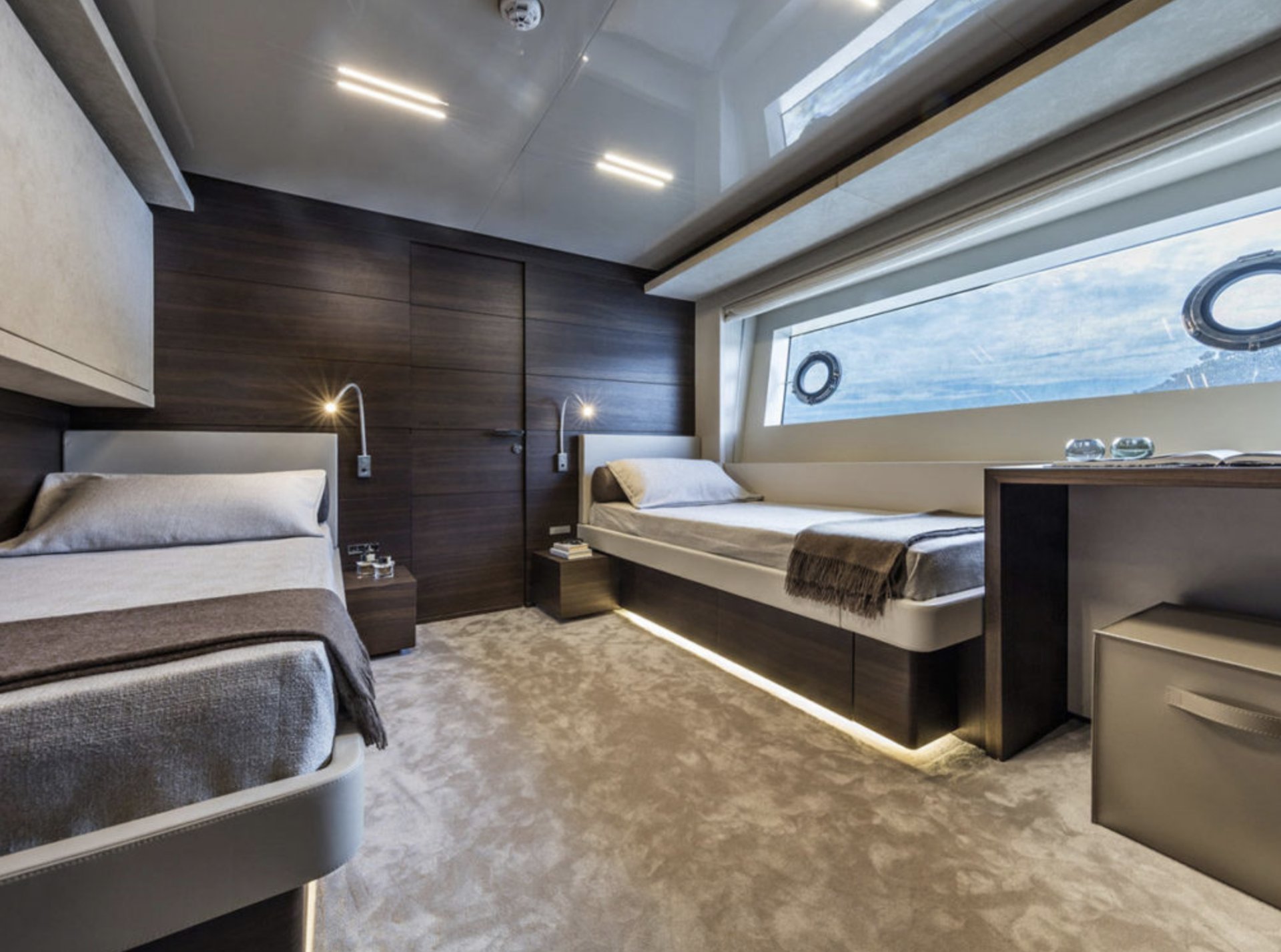2018 | Ferretti Custom Line Navetta 37