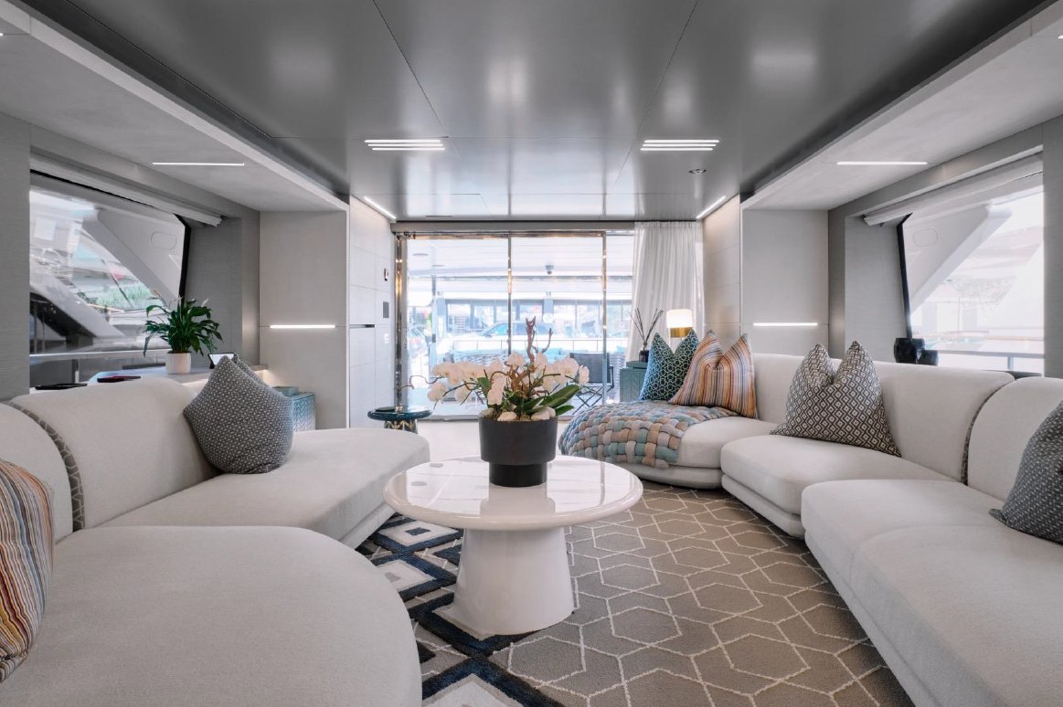 2022 | Ferretti Custom Line Navetta 37