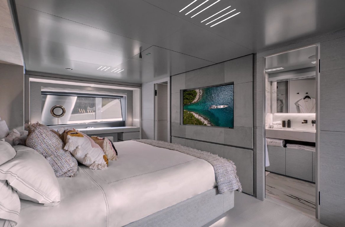 2022 | Ferretti Custom Line Navetta 37
