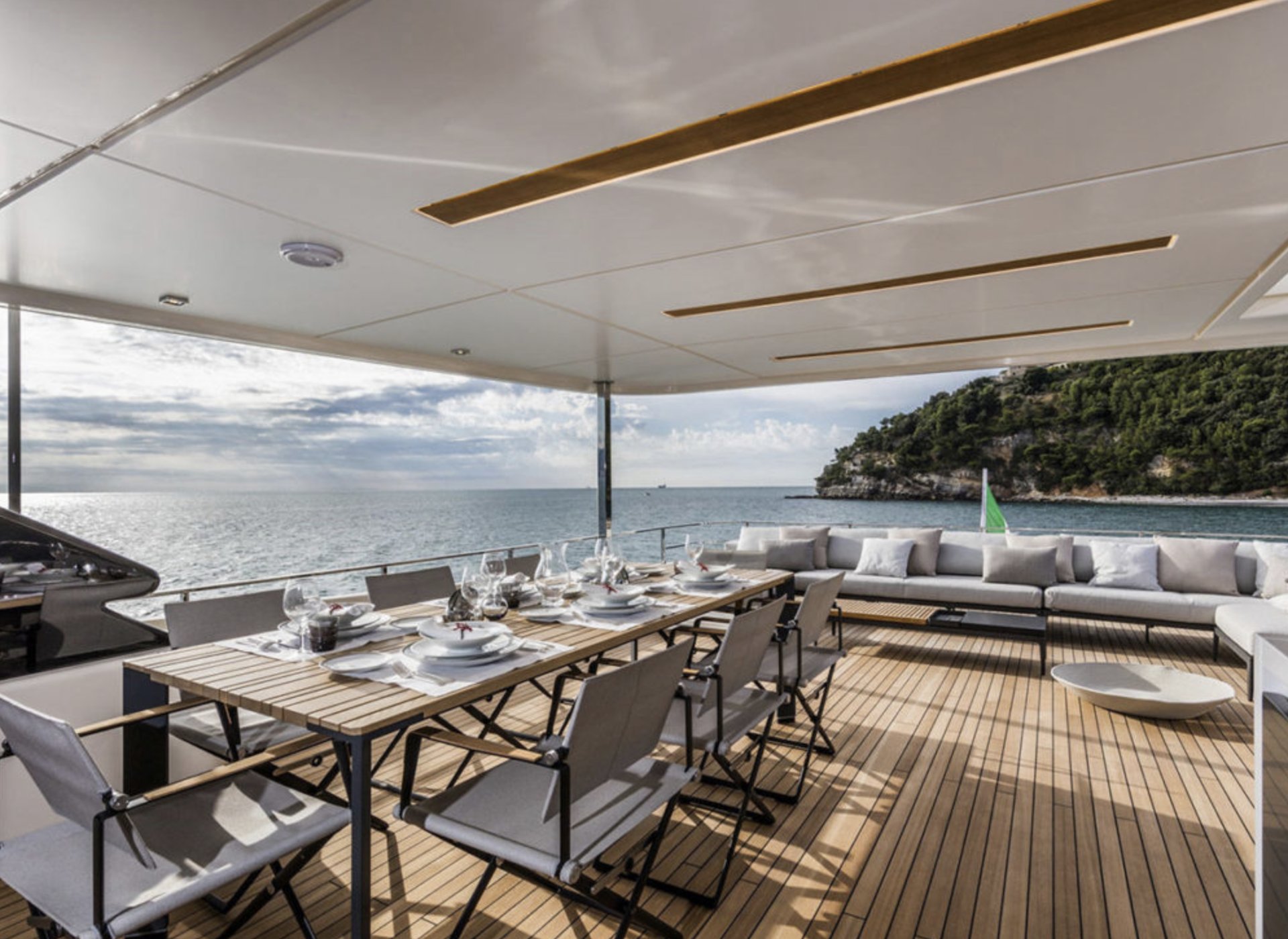 2018 | Ferretti Custom Line Navetta 37