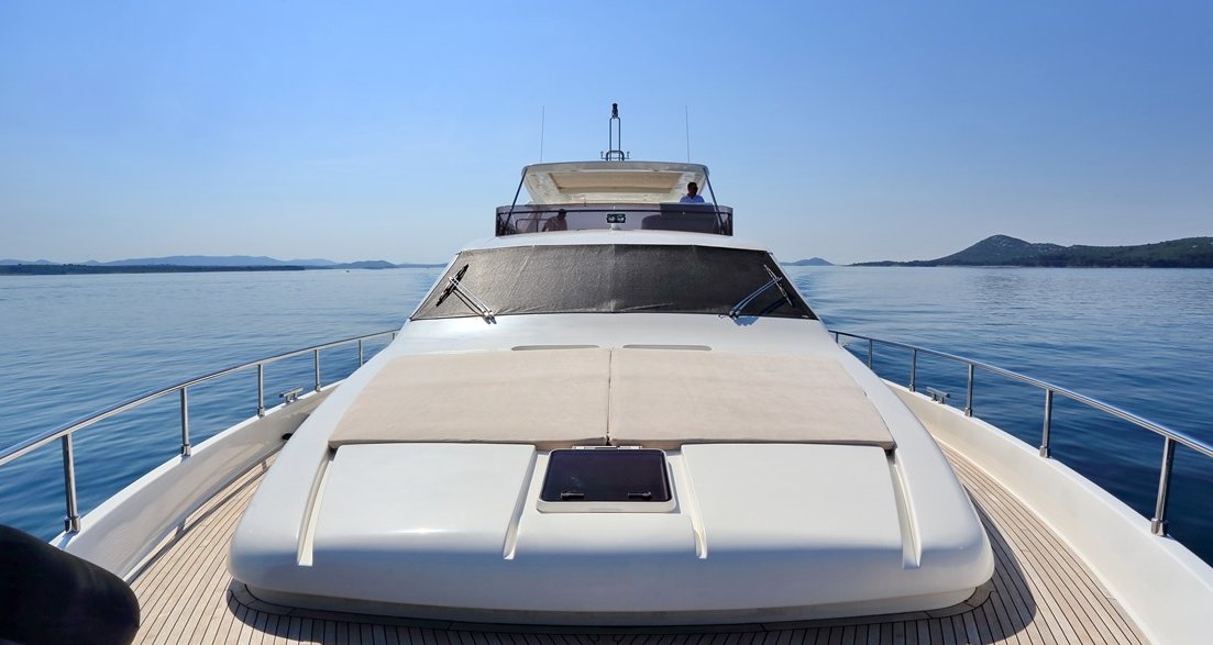 Charter | Ferretti 780