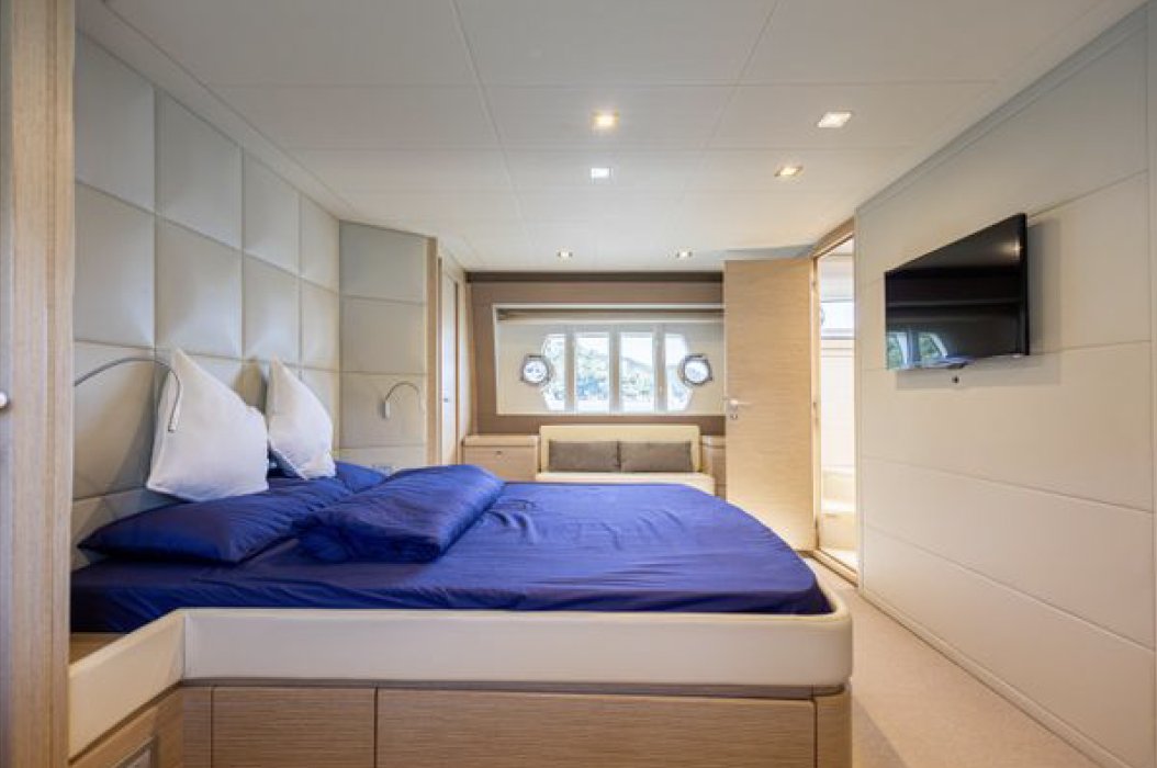 2013 FERRETTI 690