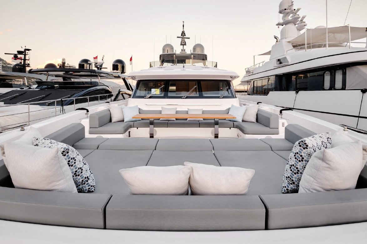 2022 | Ferretti Custom Line Navetta 37
