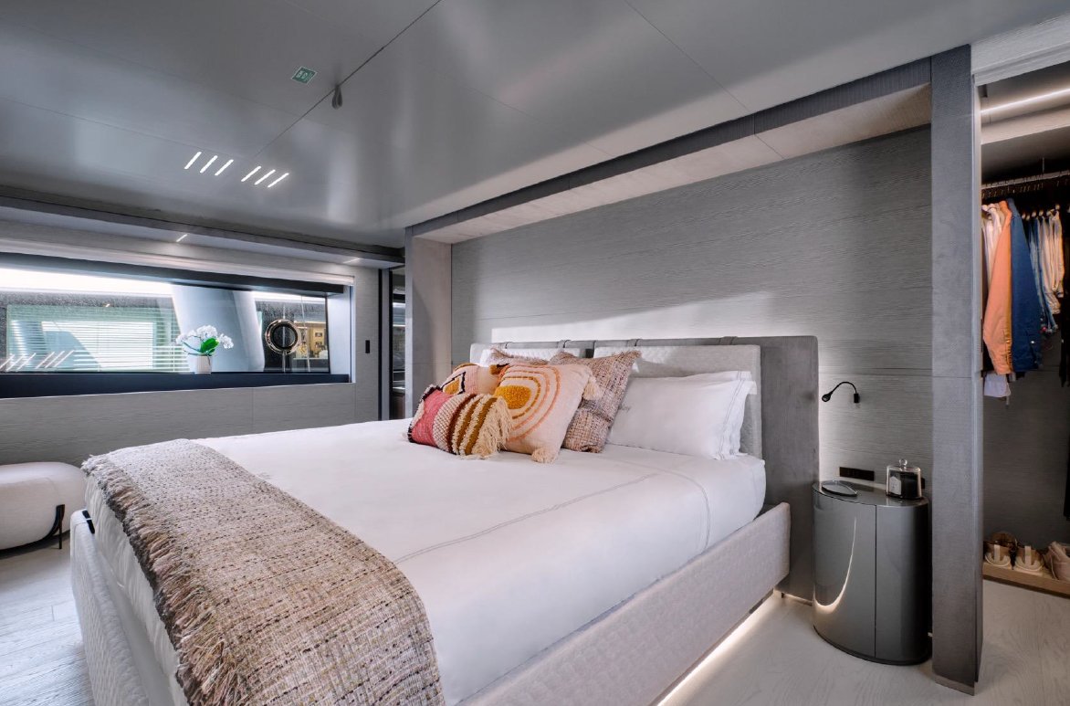 2022 | Ferretti Custom Line Navetta 37
